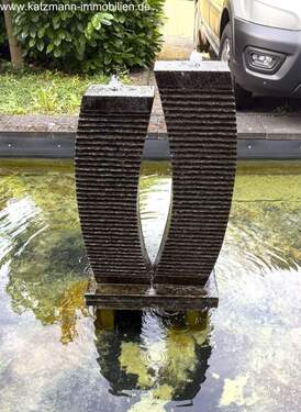 Springbrunnen vro dem Gebäude - 