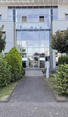 Zentraler Eingangsbereich mit Glas-Fassade - 