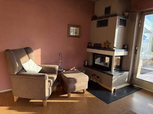 Wohnzimmer mit Kamin EG - 