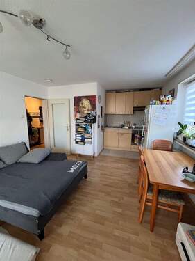 Wohn, Eßbereich - Zentrumsnahe 2-Zimmer-Wohnung mit Balkon und Einbauküche
