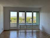 Wohnzimmer - Bezugsfreie 3 12 - Zimmer-Wohnung im 8. OG mit 2 Balkonen