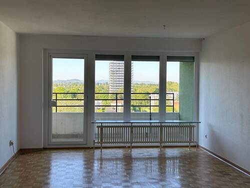 Wohnzimmer - Bezugsfreie 3 12 - Zimmer-Wohnung im 8. OG mit 2 Balkonen