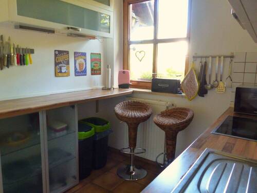 Küche mit kleinem Sitzplatz - 4 Zimmer Doppelhaushälfte in Jesteburg