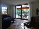 Wohnzimmer mit Blick in den Garten - 