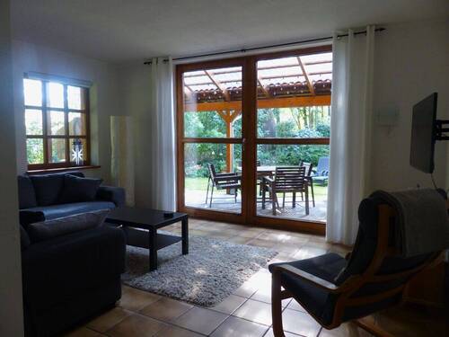 Wohnzimmer mit Blick in den Garten - 