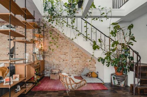 Treppe zur Galerie - 