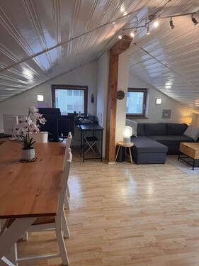Wohnzimmer - Jetzt schnell sein! Voll ausgestattete 2-Zimmer Dachgeschoss-Wohnung