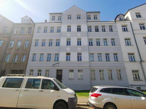 Hausansicht mit Grünstreifen - 