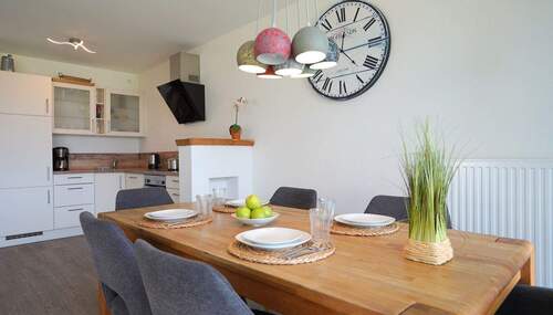 Der Essbereich mit angrenzender offener Küche,... - 3 Zimmer Etagenwohnung zum Kaufen in Heiligenhafen