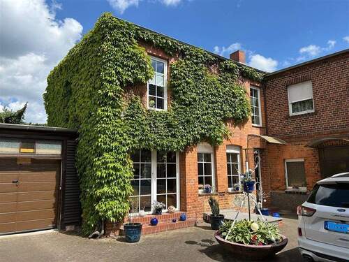 EFH Vorderansicht - Gepflegtes und modernisiertes Ein- und Zweifamilienhaus in Coswig sucht neuen Eigentümer !