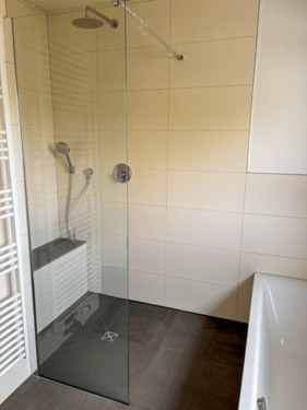 Bad mit ebenerdiger Dusche - 