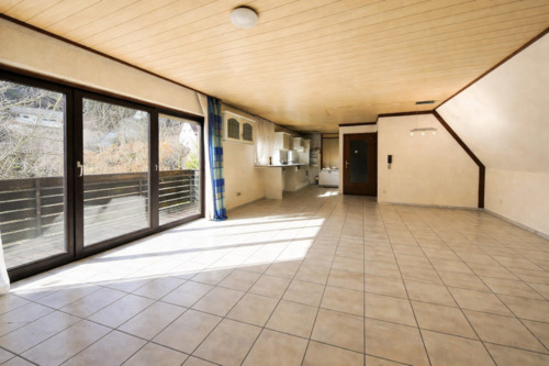 DHH-1-OG_Wohnzimmer mit Balkon - 8 Zimmer Mehrfamilienhaus, Wohnhaus in Bad Dürkheim