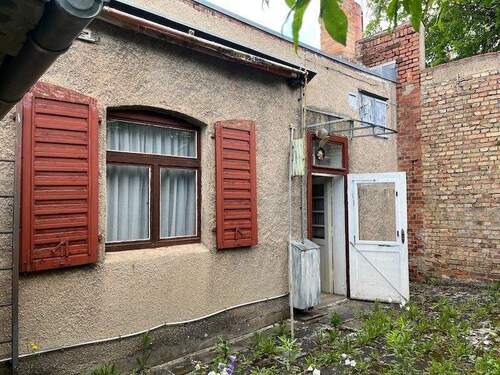 Hinter dem Haus - zur Küche - 