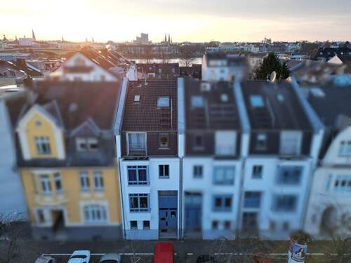 Straßenansicht mit Rhein und Stadtblick - Rarität im Bonn-Beueler Combahnviertel: sehr großes Haus in Neubauqualität mit Garage