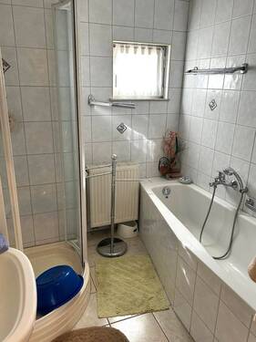 Bad mit Dusche und Wanne EG - 