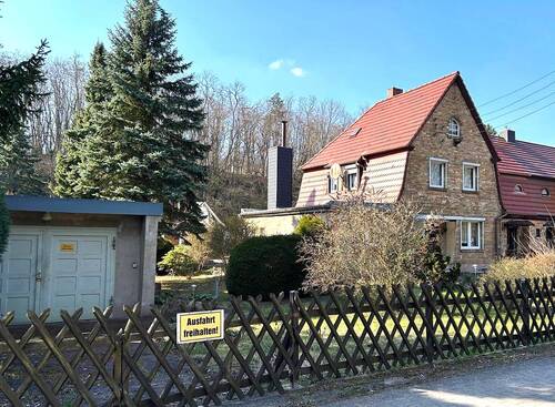 Seitenansicht mit Garage - Reihenendhaus in idyllischer Lage mit viel Platz !