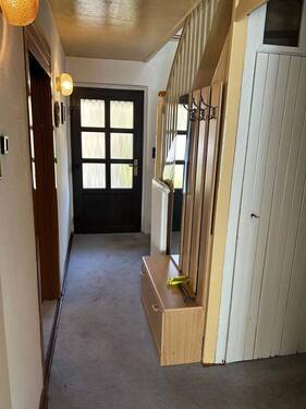 Flur mit Hauseingangstür EG - 