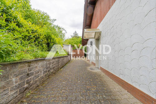 Durchgang vorm Haus Richtung Garage - Grundstück in Leinach zum Kaufen
