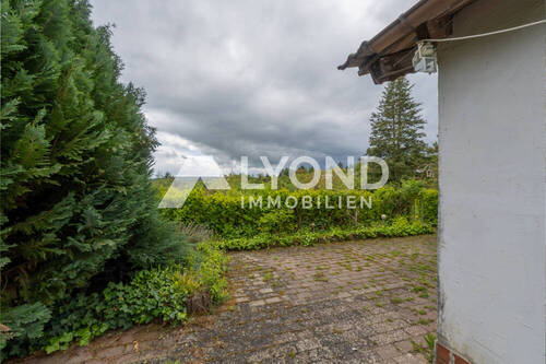 Bereich hinter dem Haus Richtung Garten - 
