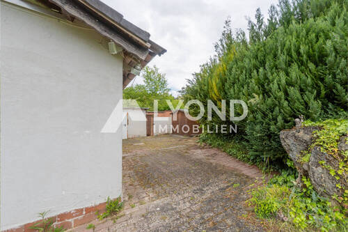 Bereich hinter dem Haus Richtung Garage - 