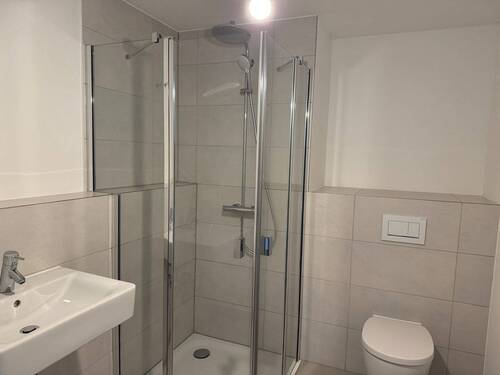 Badezimmer.jpg - Etagenwohnung mit 53,00 m² in Frankfurt am Main zur Miete