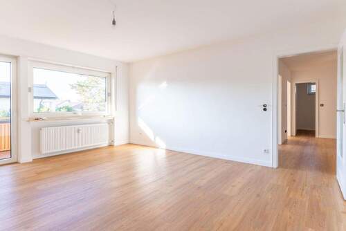 Schlafzimmer 1 / Wohnzimmer - Sonnige 4-ZKB mit Doppel-Carport & Balkon-Solar: frisch renoviert, einziehen & wohlfühlen!