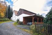 Wohnhaus mit Garagen und Carport - 
