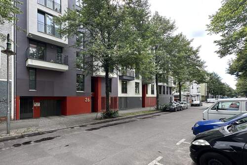 Straße und Zufahrt zum Aufzug - Garage, Stellplatz zum Kaufen in Berlin