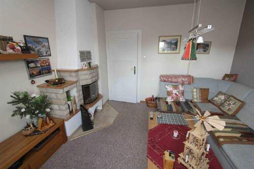 Wohnraum in OG m. Kamin - 8 Zimmer Einfamilienhaus in Radebeul