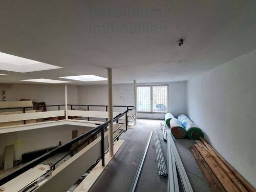 Wohnzimmer - Unikat: großzügige Remise-Whg zum Ausbau nahe Innsbrucker Platz