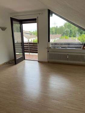 Wohnzimmer,linke Seite mit norm.Höhe - Mühlheim-Lämmerspiel, großzügige 2-Zi-DG-Whg.,65m2, gr. Balkon,Waldnähe