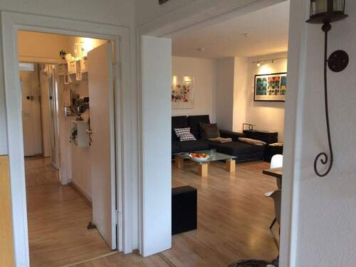 Flurblick mit Wohnzimmer im OG - 7 Zimmer Doppelhaushälfte zum Kaufen in Dortmund