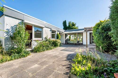 Bungalow - Lichtdurchfluteter, barrierearmer Bungalow mit sonnigem Atriumgarten in begehrter Wohnlage