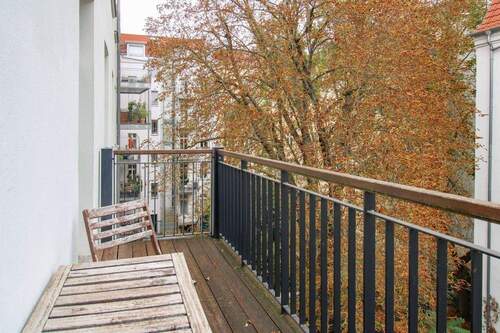 07. Balkon zum grünen Innenhof - 