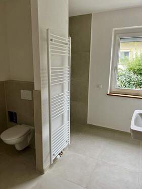 Blick ins Bad - Etagenwohnung mit 80,50 m&sup2; in Weissenhorn zum Kaufen