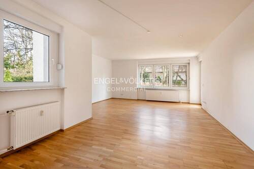 Beispiel Wohnung - Charmantes Mehrfamilienhaus mit großzügigem Garten und Garagen