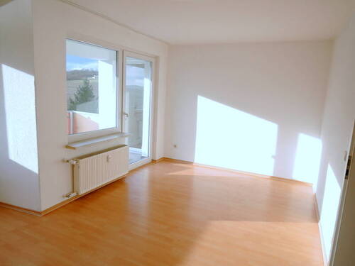 Wohnzimmer mit Ausgang Balkon - 