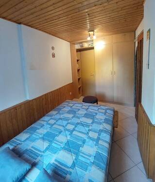 Schlafzimmer mit Einbauschrank - Mehrfamilienhaus, Wohnhaus mit 23,50 m² in Cottbus zum Kaufen