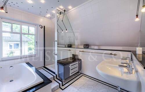 Vollbad mit sep. Dusche - 