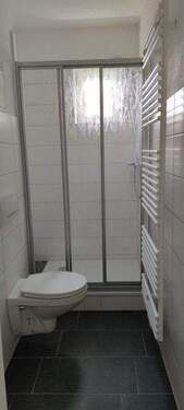 Beispiel Tageslichtbad mit Dusche - 1 Zimmer Etagenwohnung in Brandenburg an der Havel