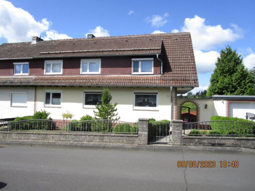 Hausansicht - 7 Zimmer Doppelhaushälfte zum Kaufen in Hessisch Lichtenau