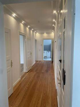 Flur, im Hintergrund die Küche - 