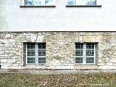 Souterrain mit vielen Fenstern - 