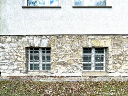 Souterrain mit vielen Fenstern - 