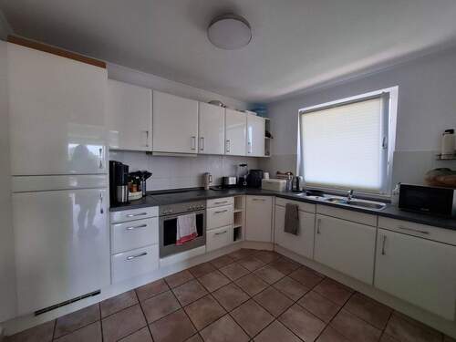 Helle moderne Einbauküche - 3 Zimmer Etagenwohnung in Rellingen