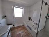 Badezimmer mit Wanne u. Dusche - 