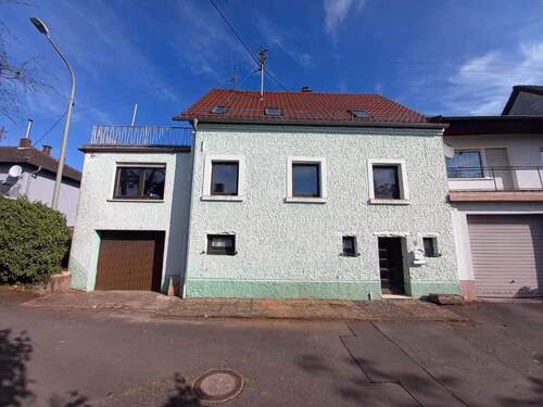 Frontansicht - Entkerntes Massivhaus mit neuem Dach und Heizung!