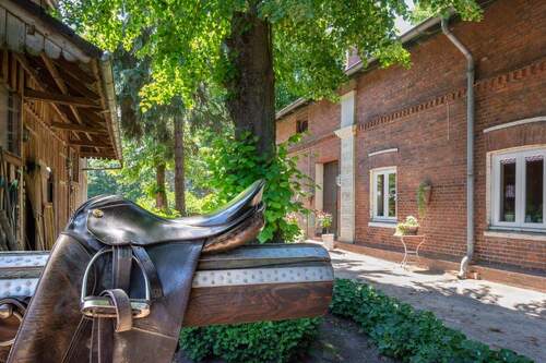 ... - NUR ALS WERKSWOHNUNG: 4 Zi.-Dachgeschosswohnung in malerischer Umgebung