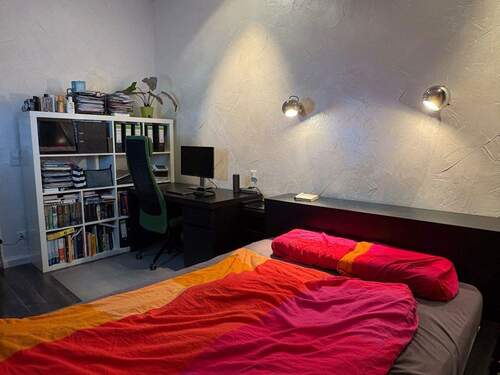 Schlafzimmer + Arbeitsbereich - 2 Zimmer Etagenwohnung in Düsseldorf