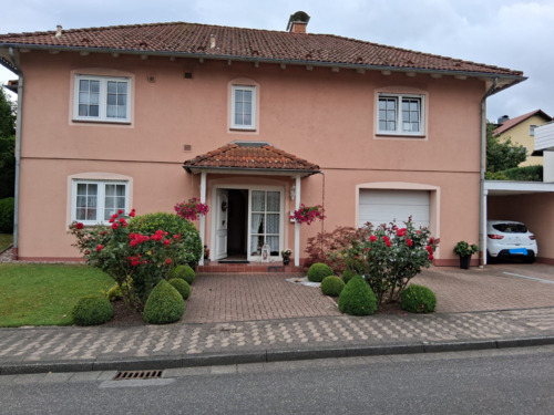 Aussenansicht strassenseitig - -- Kaufpreisreduzierung -- Einfamilienwohnhaus mit sehr schönem Grundstück, Garage, Carport zusätzliches Appartement mit Dusche, WC und Waschbecke